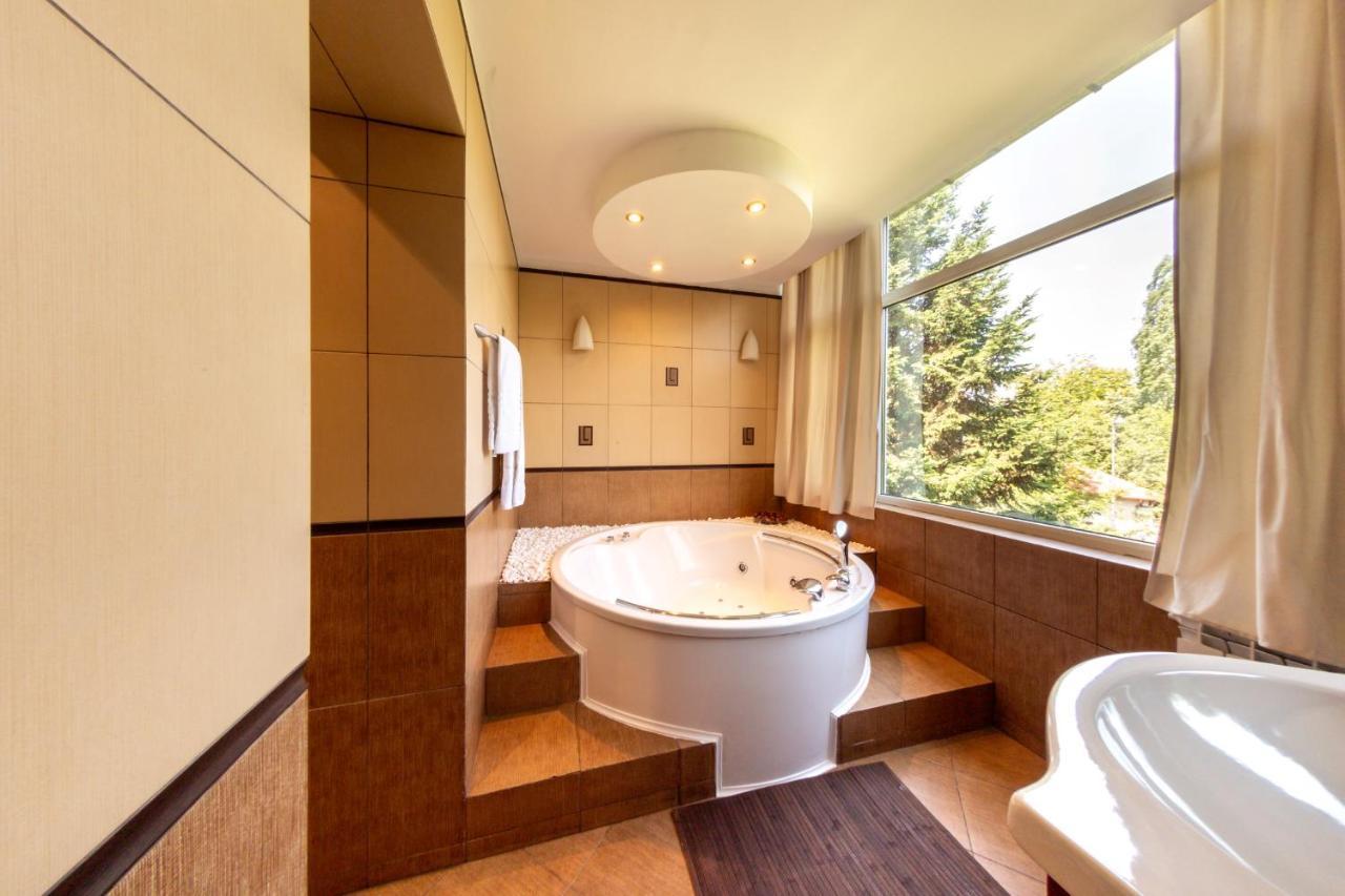 1br With Jacuzzi Near Herastrau: Ideal Getaway Appartamento