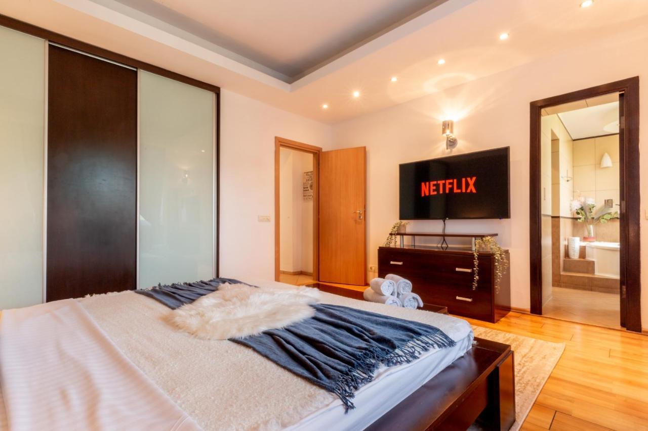 1br With Jacuzzi Near Herastrau: Ideal Getaway Appartamento Bucarest