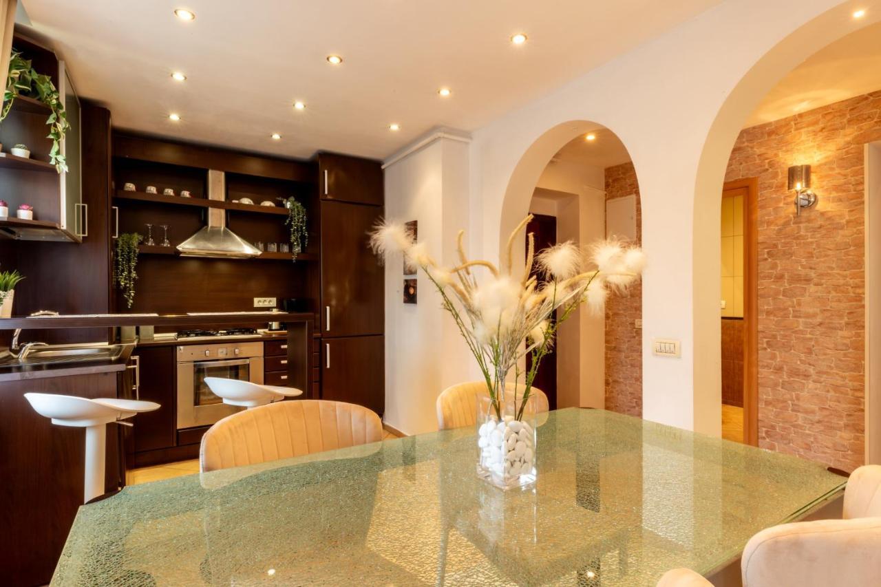 1br With Jacuzzi Near Herastrau: Ideal Getaway Bucarest